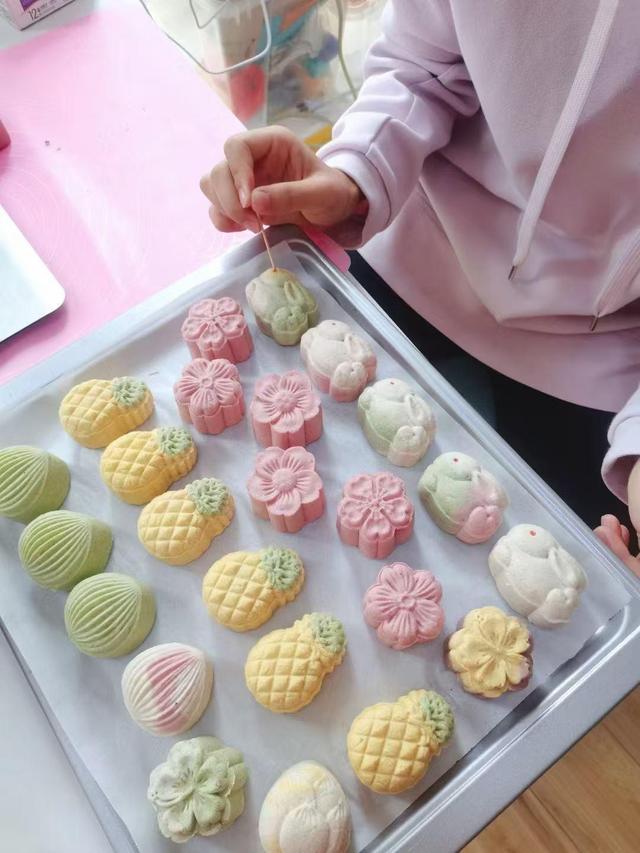 物月饼热销还可量身定制有商家一周内售出上千枚麻将胡了2试玩网站“毛孩子”也过中秋！成都宠(图4)
